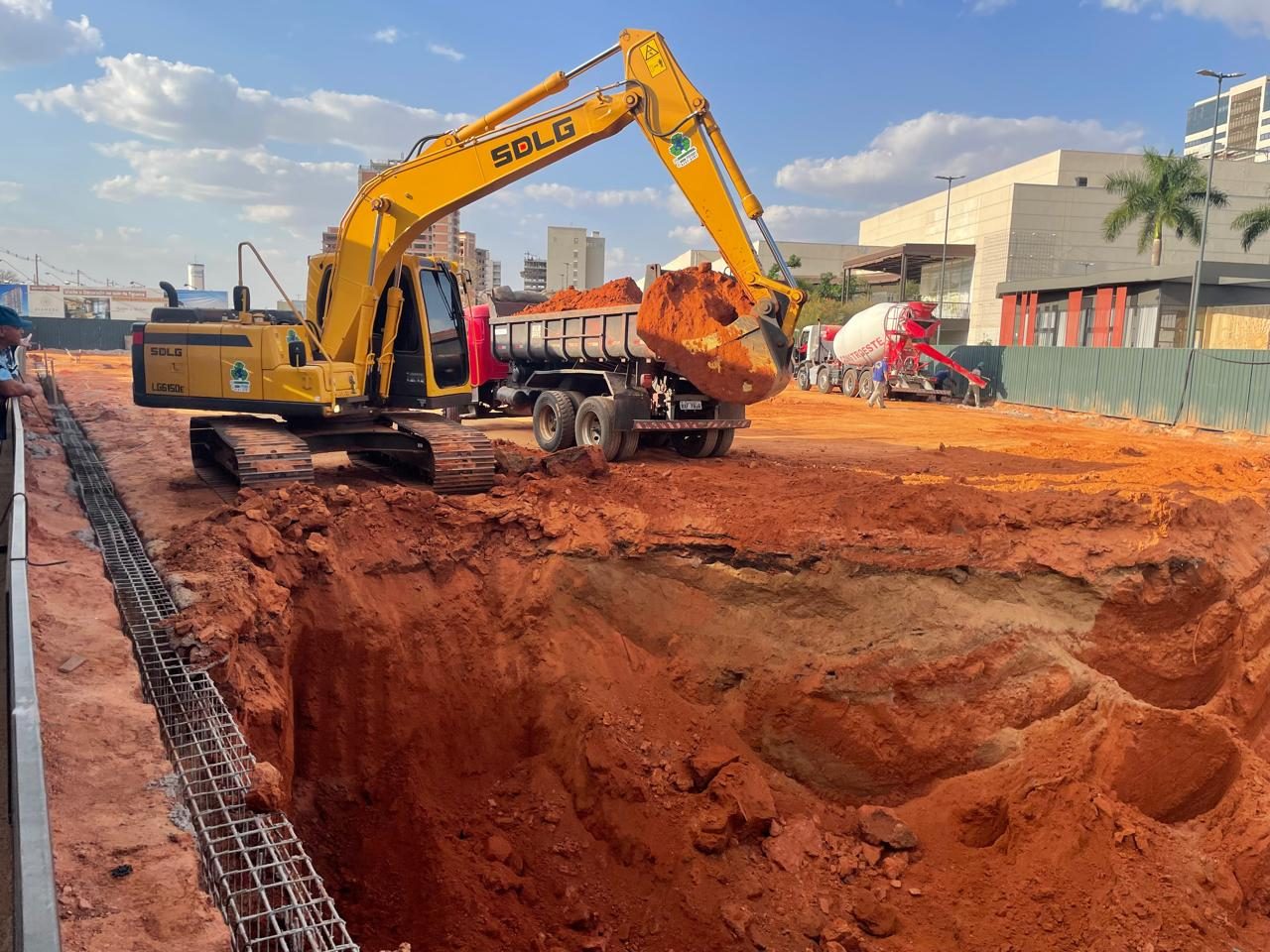 Movimentação de terra para fundação de edifício