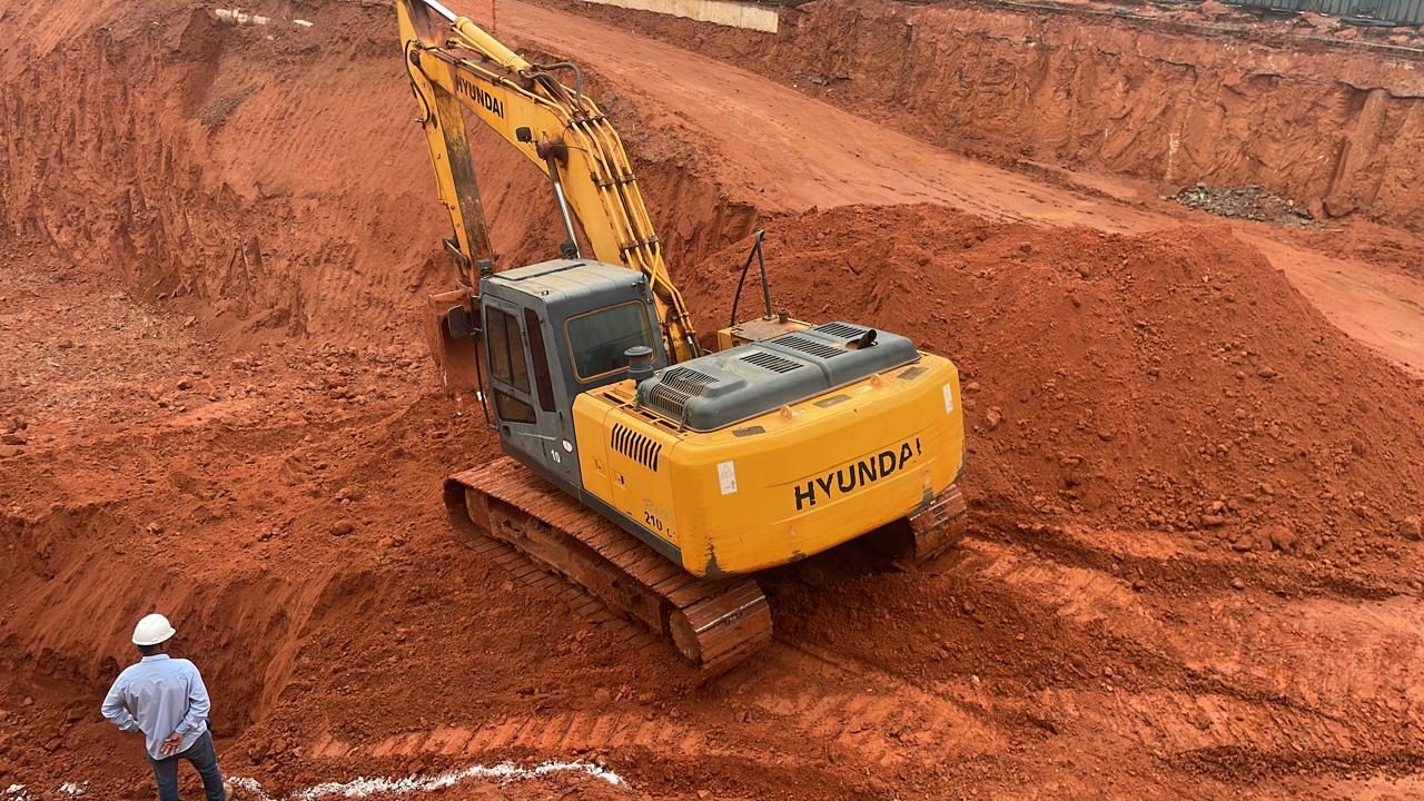 Escavadeira em corte de terreno para fundação