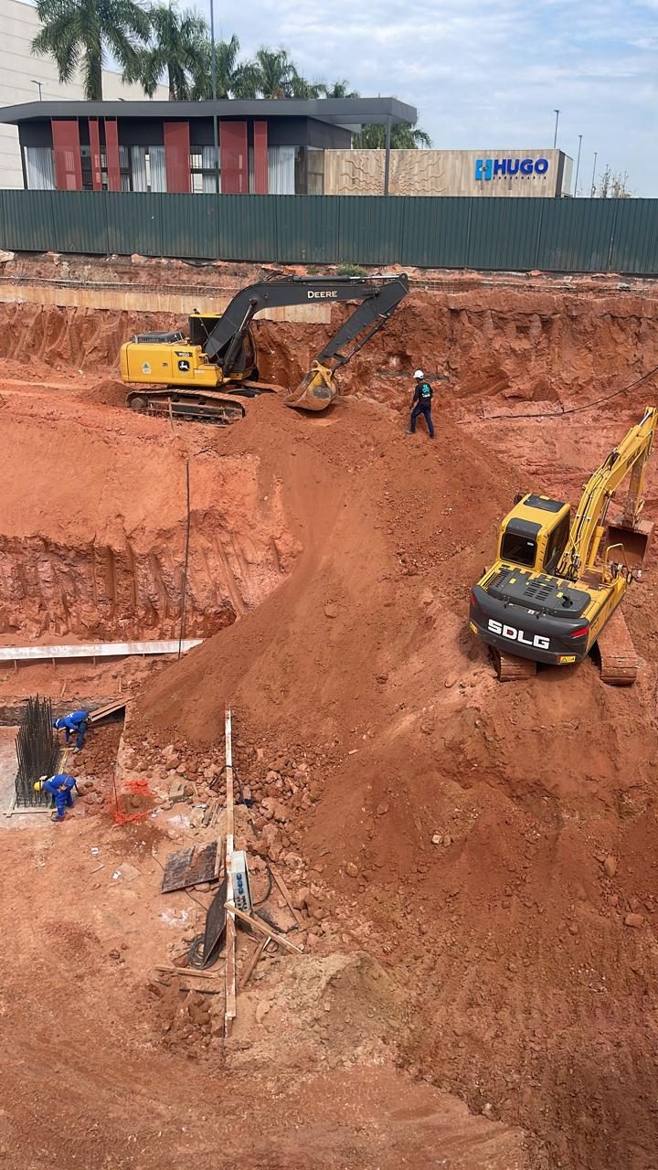 Equipe e escavadeiras em obra de grande porte