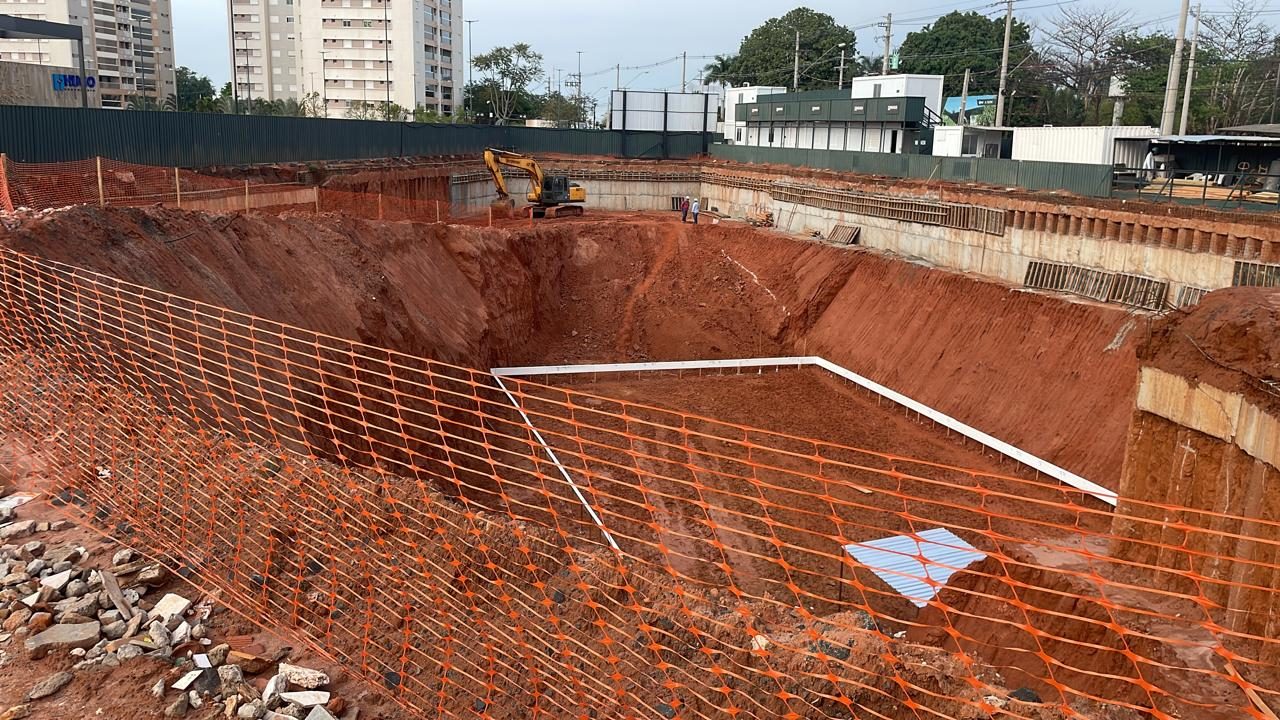 Escavação nivelada e sinalizada, pronta para fundação