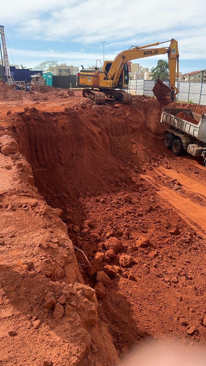 Abertura de vala com escavadeira para infraestrutura